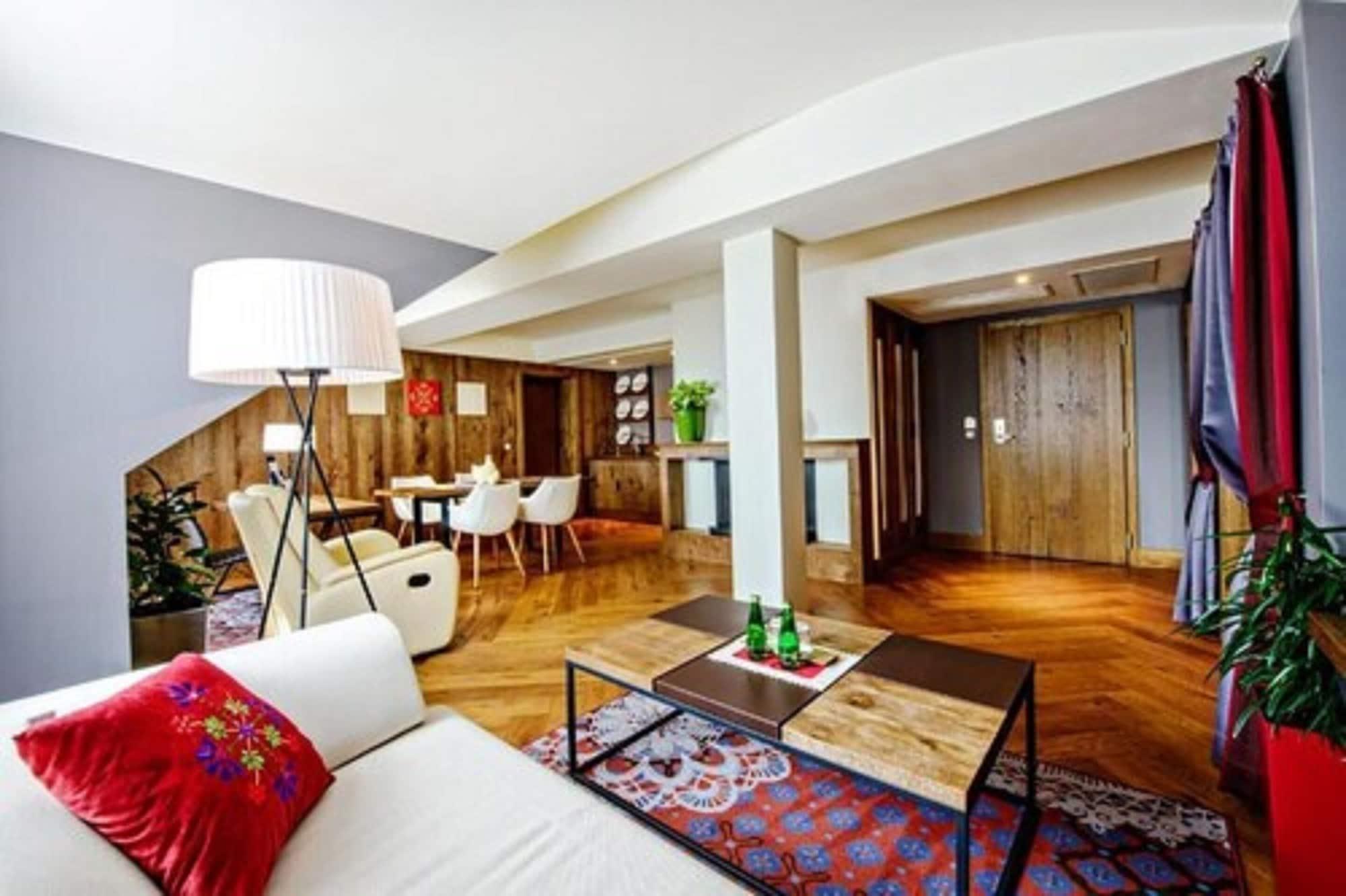 Hotel Bristol Tradition And Luxury Rzeszów Exterior foto A suite at the hotel