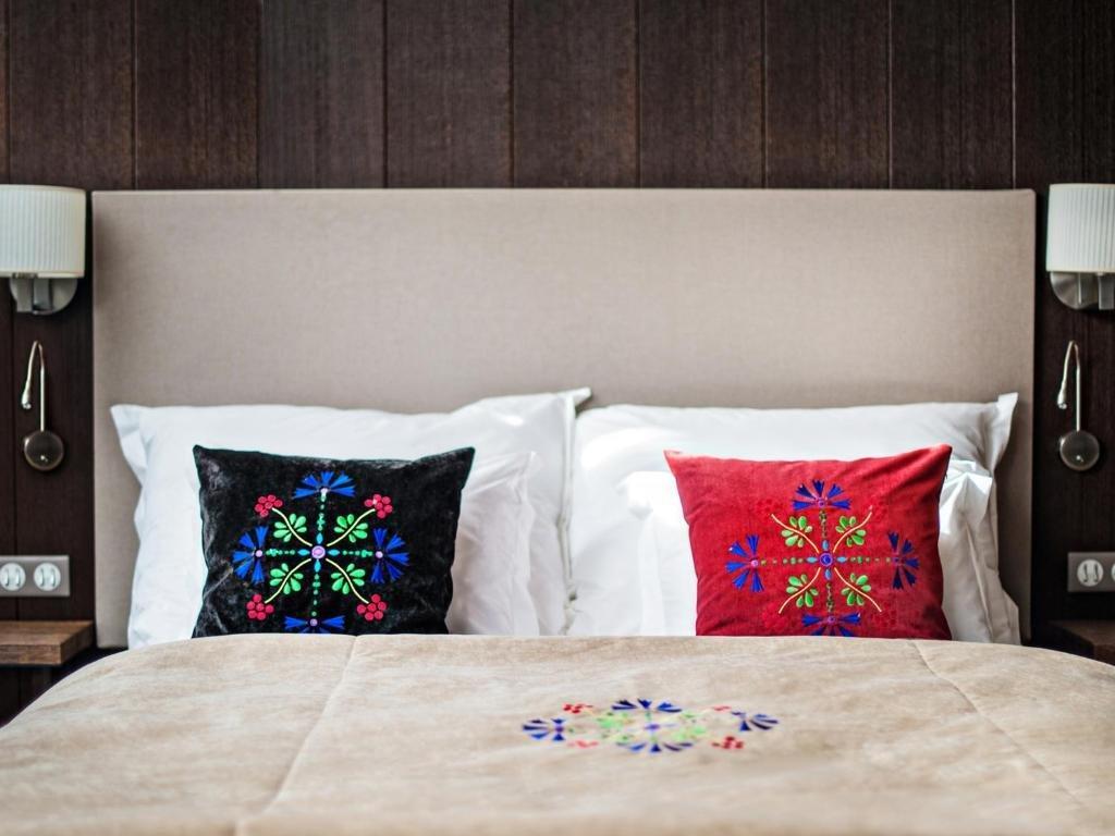 Hotel Bristol Tradition And Luxury Rzeszów Exterior foto A bed with cushions